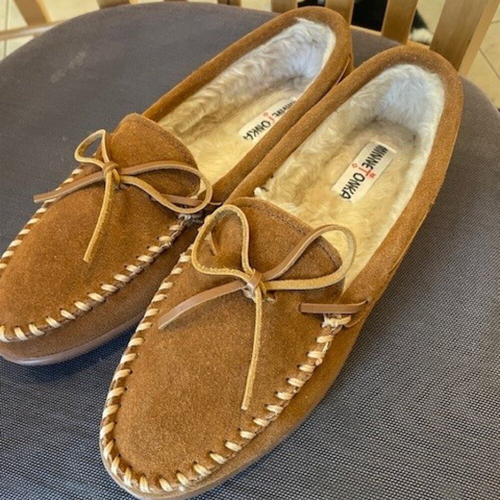 Minnetonka Leather Slippers (new never worn !) size 11 slim womens /unisex